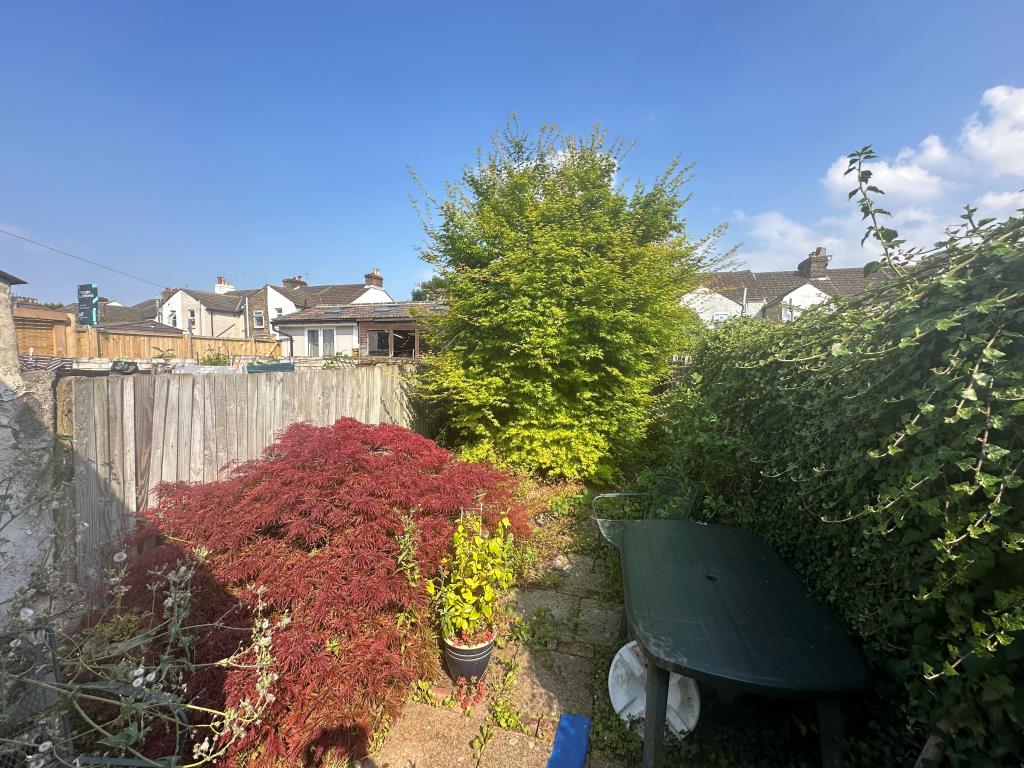 Lot: 116 - MID-TERRACE HOUSE FOR REFURBISHMENT - Garden
